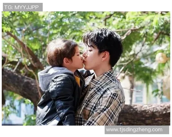 足球明星温馨合影传递友谊与热爱比心瞬间定格精彩时刻 足球明星温馨合影传递友谊与热爱比心瞬间定格精彩时刻